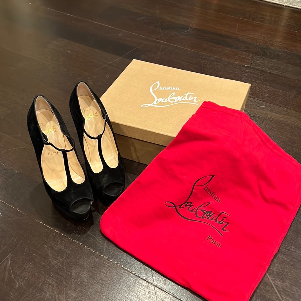 Black suede Louboutin platform heals Sz 38.5